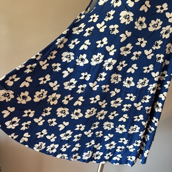 NWT Lane Bryant Floral Sleeveless top blue white flowy very stretch plus 18/20 - Picture 3 of 9